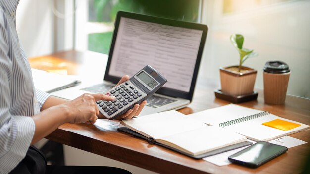 How Does an Invoice Finance Calculator Work